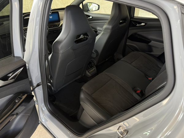 VOLKSWAGEN ID.5 Pro Performance